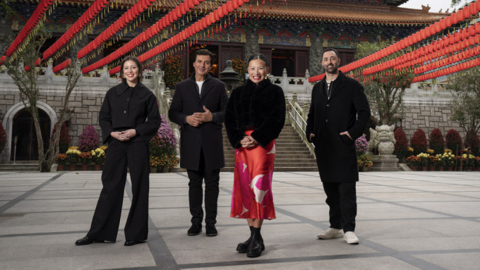 《我要做厨神：澳洲版》第16季评审团于香港宝莲禅寺大雄宝殿前合照。