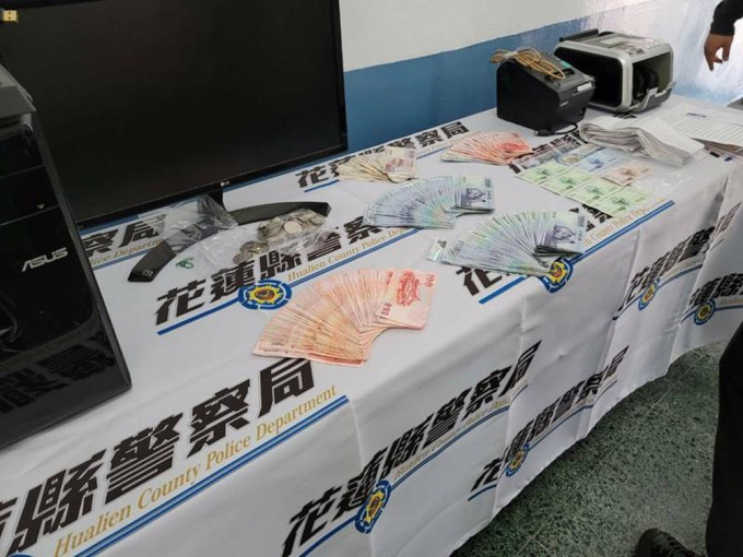 花蓮警方搗破一個非法外圍彩票賭場，檢獲10萬新台幣賭款。網圖