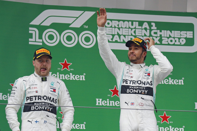 平治的咸美顿(右)和保达斯包办F1开季三站冠亚军。AP