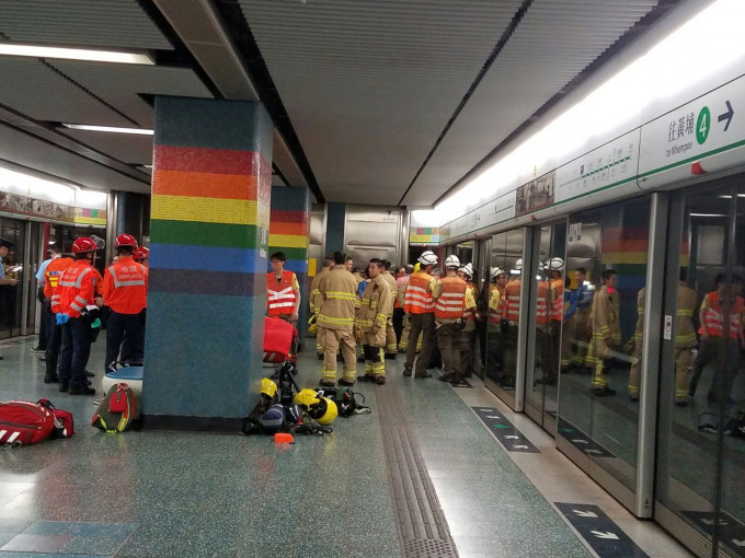 消防及救護員在彩虹站戒備。