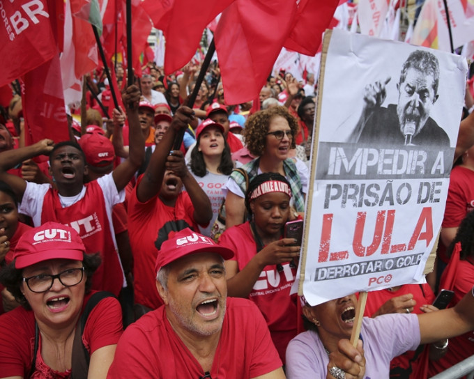 卢拉所属的工人党批评上诉庭所作出的裁决是政敌策动的「一场闹剧」。AP
