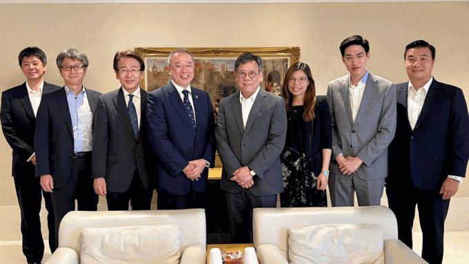 丘應樺（右四）到訪知名跨國資訊科技和電子企業日本電氣，與特別顧問遠藤信博博士（左四）會面。政府新聞處圖片