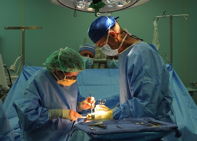 遼寧大連市一名32歲少婦，在美容醫院接受隆胸手術期間猝死。示意圖