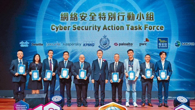 「網絡安全精英嘉許計劃2023」頒獎典禮，警務處處長蕭澤頤頒發紀念品予9位嘉許計劃的評審。