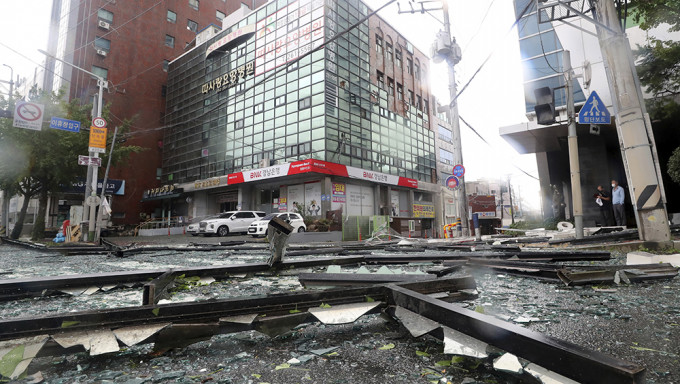南韓蔚山的一條街道上，可以看到因颱風造成破壞。AP