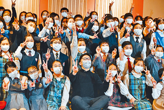 劉灝顯（前排右三）期望，「香港校際合唱節」即使移師網上進行，亦為學生留下難忘的校園回憶。