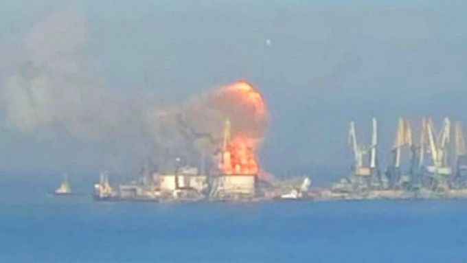 乌克兰海军社交媒体发放击毁俄登陆舰图片