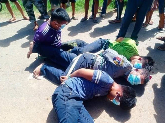 缅甸民兵进攻警署，杀死逾20名警员捉4人。网图