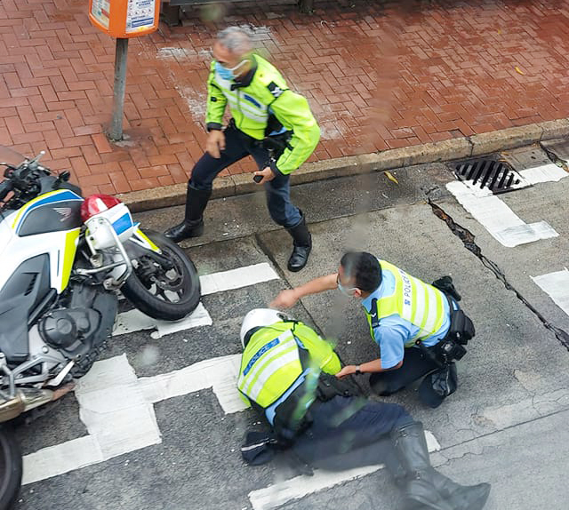 電單車翻側，交通警員墮地受傷。 香港突發事故報料區FB圖