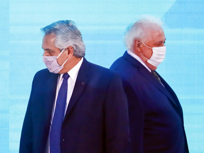 阿根廷總統費爾南德斯（左）已要求衞生部長岡薩雷斯（右）辭職。AP圖片