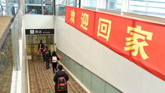 首架接返自烏克蘭撤離的中國公民的包機安全抵達杭州。新華社