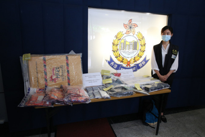 警方展示检获的毒品及武器。