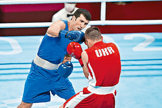 ■奥运拳击项目，阿塞拜疆拳手（左）战衣上并无印上任何国旗图案。