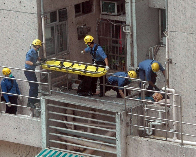 消防員將男子救下送院。圖:網民Casic Cheng‎香港突發事故報料區
