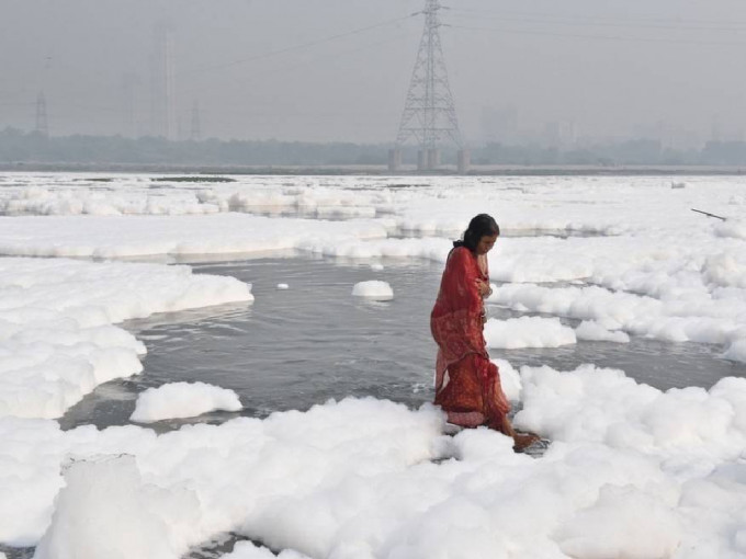 印度婦女按傳統在受污染的亞穆納河中沐浴。 （網上圖片）