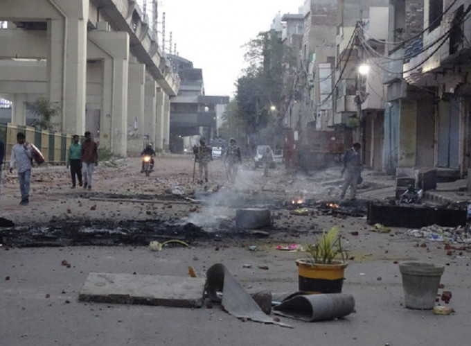 印度連日爆發衝突，當地街頭一片狼藉。AP