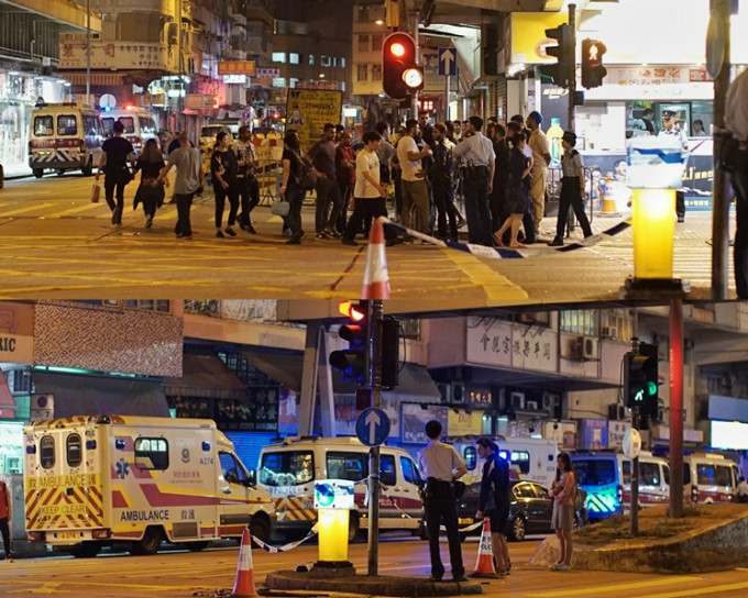 警方一度將街頭封閉，以作調查。Toby Lo圖片/fb‎香港突發事故報料區