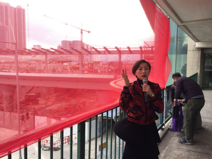 關注組成員到西九龍站地盤附近的天橋掛起紅色紗布。