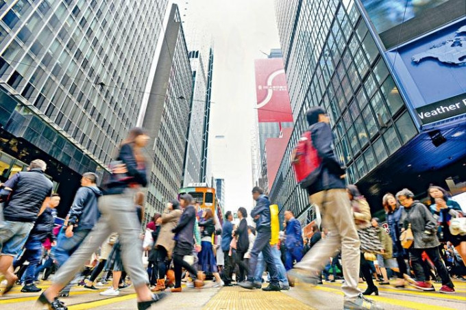 港大民调指，55%市民对香港前途信心「负面」。 资料图片