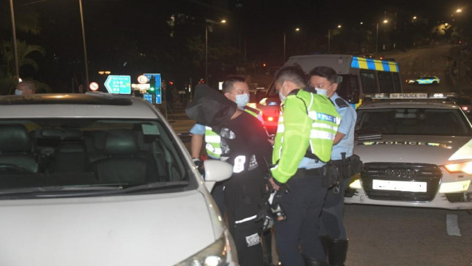 涉事私家车司机连撞数车终被捕。