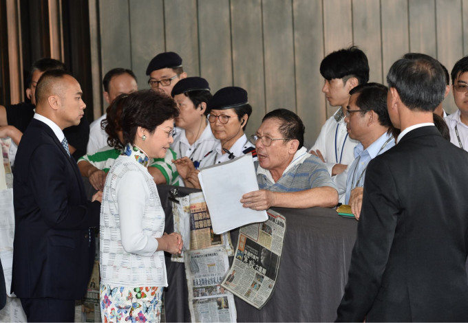 林郑在会议前接过市民的请愿信。
