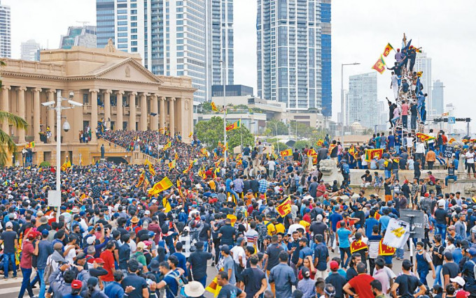 科伦坡大批示威者民众突破警方防綫，闯入总统府（图左）。