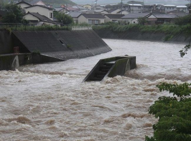 日本长崎县因受热带风暴丹娜丝影响而下暴雨。网图