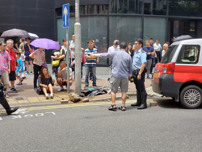 司机在场助查。 香港突发事故报料区FB/网民Bony Chan‎图