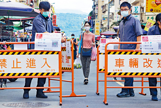 ■台北警方在市場出入口進行管制。