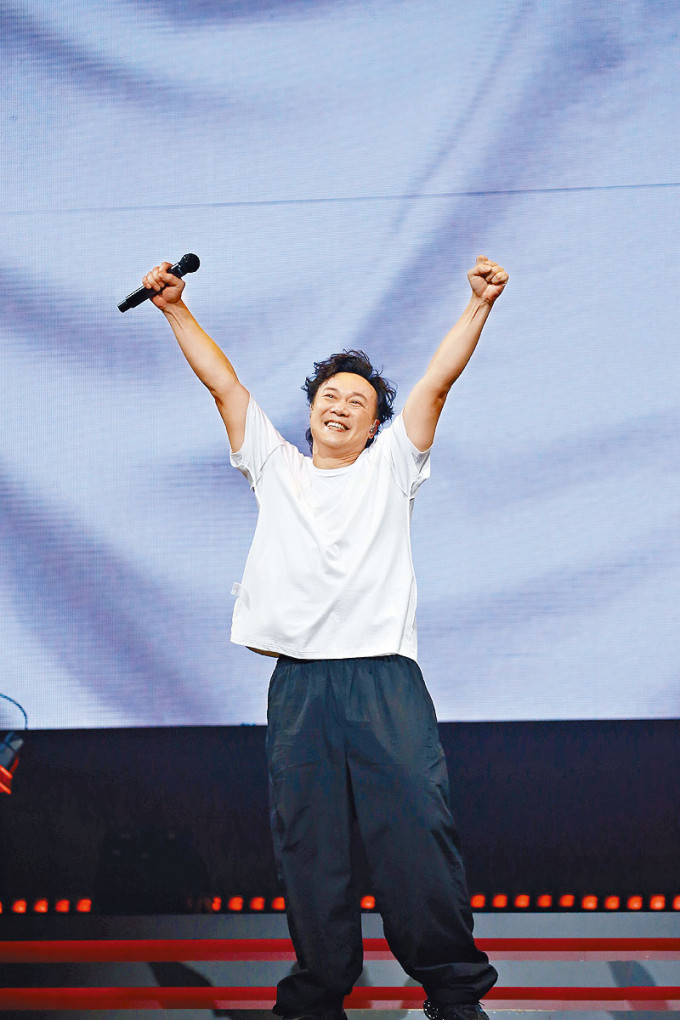 陳奕迅在觀眾強烈要求下，終清唱《浮誇》。