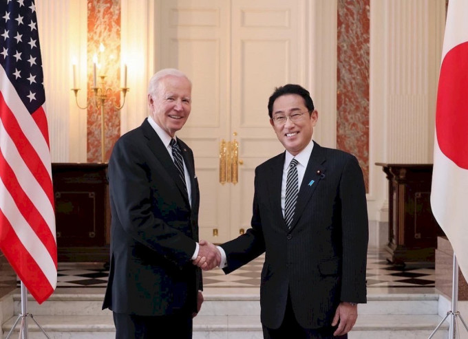  拜登表明將為日本提供援助。圖為拜登年前訪問日本時，與首相岸田文雄會面。資料圖片