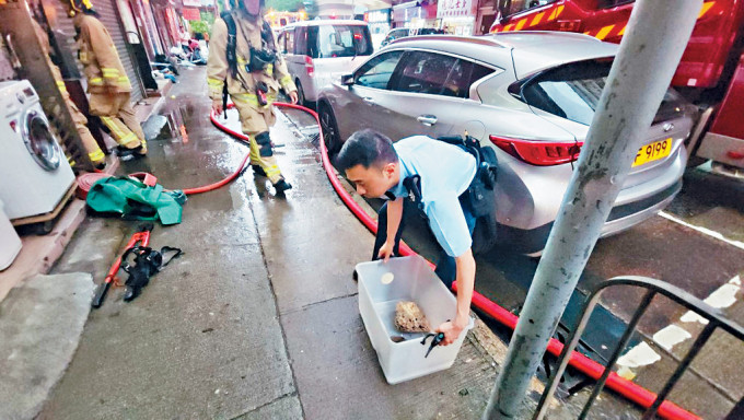 消防趕至將火救熄，救出一名吸入濃煙不適越南籍男住客與兩隻巴西龜，事主需送院救治。