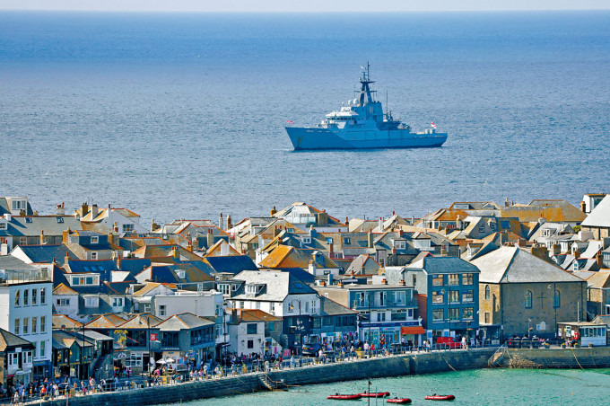 英國皇家海軍艦隻在卡比斯灣G7會場附近巡邏。　