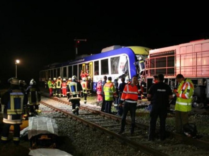 德國東南部巴伐利亞州發生火車相撞意外，一列客運火車與一列貨運列車相撞。（網圖）