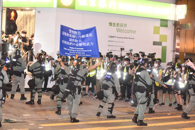 今年5月10日，旺角有示威者聚集堵路，大批防暴警到場。資料圖片