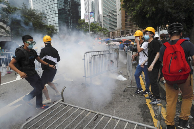 港澳辦說，中央政府強烈譴責有關暴力行徑，堅定支持警隊依法懲治。AP圖片