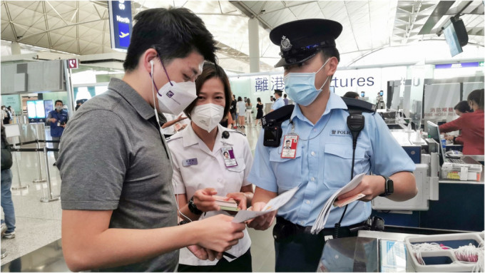 警方联同入境处人员于机场前往相关东南亚地区的登机柜位前派发防骗传单。