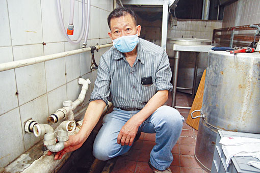 小型工程「判頭」姚潤深經常維修糞渠U形隔氣管，坦言擔心染疫。