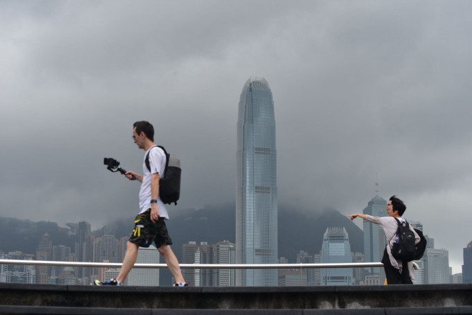 展望未来两三天天气不稳定，有骤雨及雷暴。