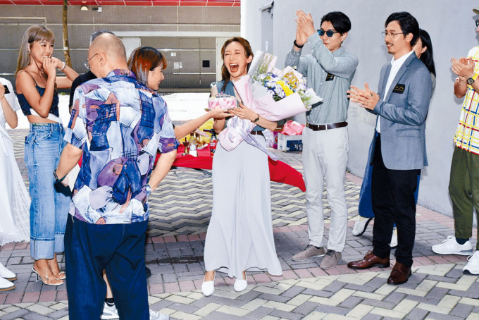 劇組為壽星女周家怡送上蛋糕、鮮花，令她好驚喜。