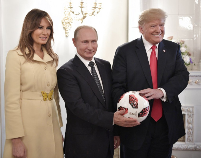 特朗普（右）获普京赠世杯足球。AP图片