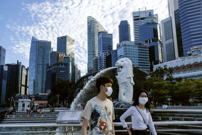 新加坡加強社區防疫措施，學生周三起在家上課。AP圖片