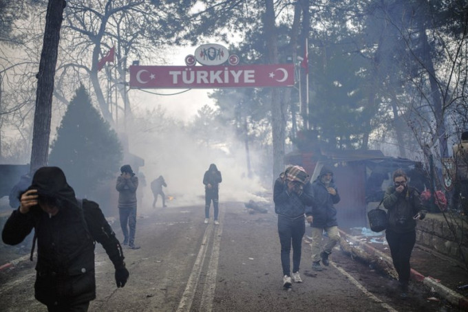 希腊警察发射催泪弹。AP