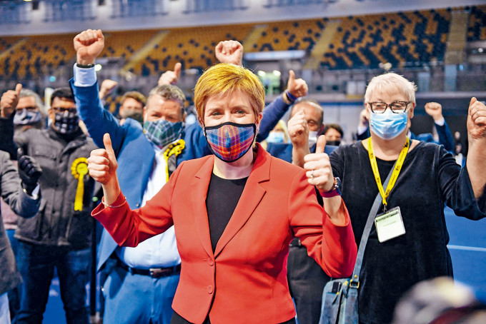 ■蘇格蘭首席部長施雅晴(中)前日在格拉斯哥選區勝選後，舉起大姆指慶祝。