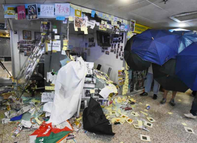 何君尧位于荃丰中心内的办事处当日遭人破坏。资料图片