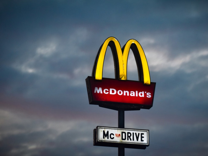 美国麦当劳计画改善员工时薪及福利。Unsplash示意图
