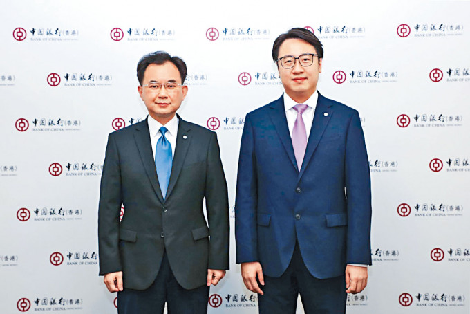 （左起）中银香港个人金融及财富管理部总经理陈文、个人数字金融产品部副总经理周国昌。