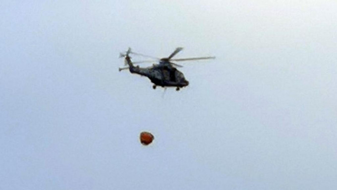 政府飛行服務隊直升機擲水彈協助灌救。資料圖片
