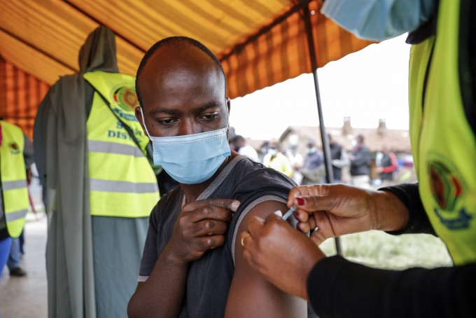 新冠疫苗在非洲供不应求的情况十分严重。美联社图片