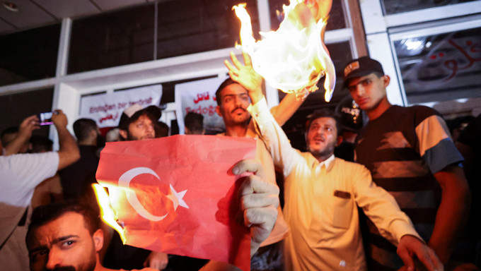 几十名示威者在土耳其签证中心外焚烧土耳其国旗。路透社
